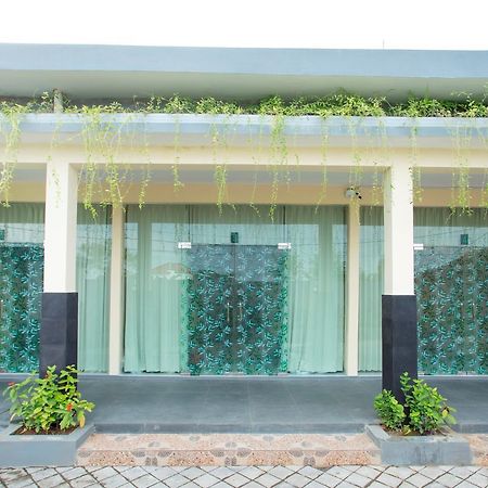V Canggu Dormitory Buitenkant foto