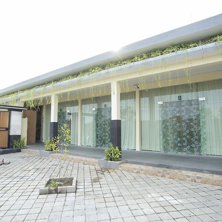 V Canggu Dormitory Buitenkant foto