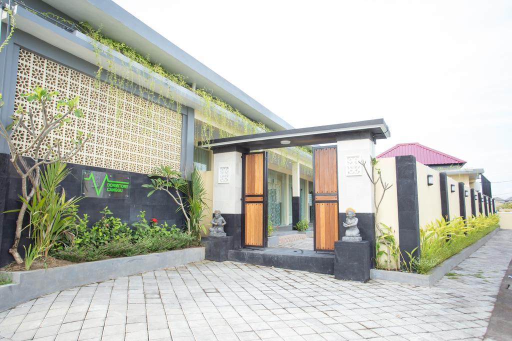 V Canggu Dormitory Buitenkant foto