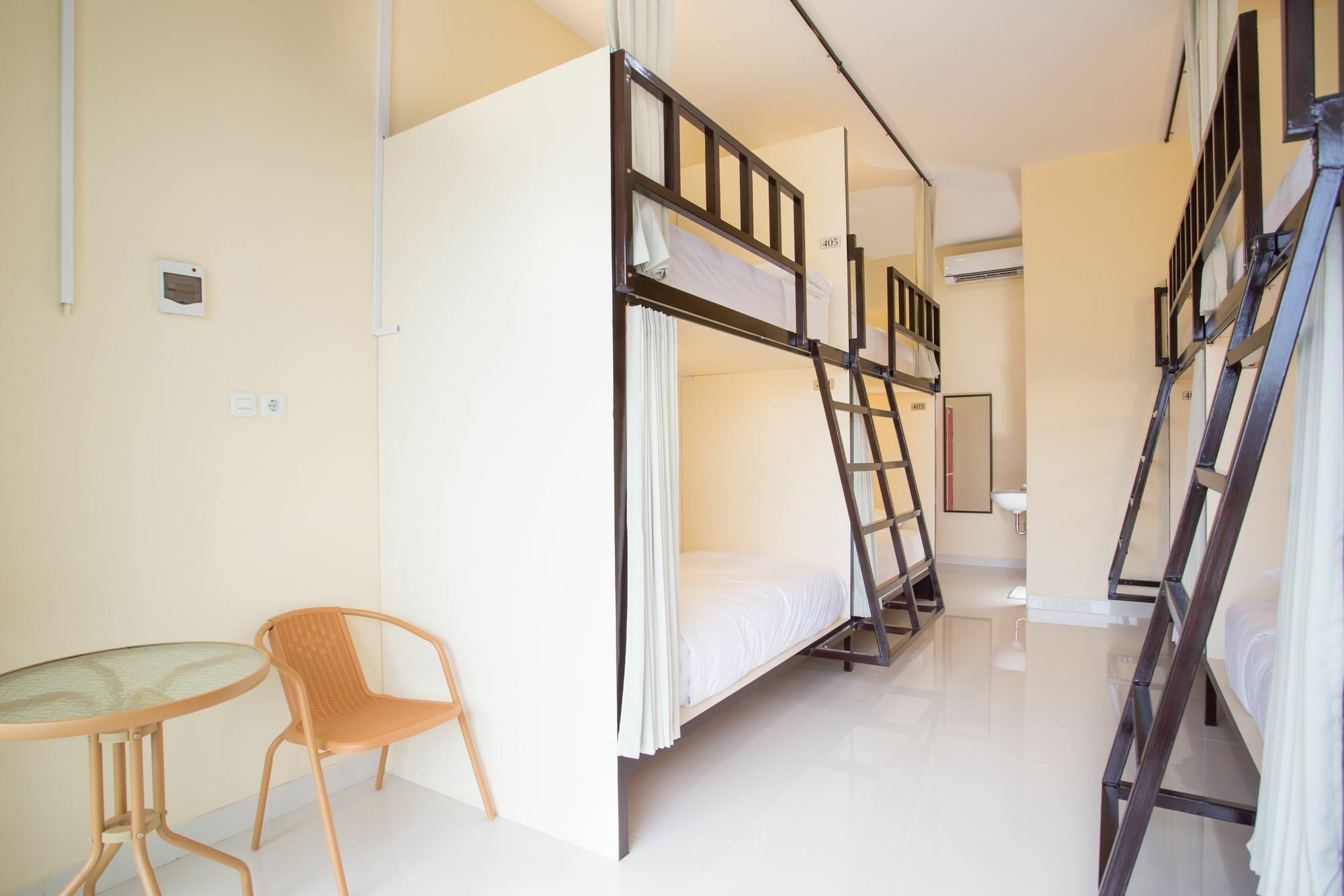 V Canggu Dormitory Buitenkant foto