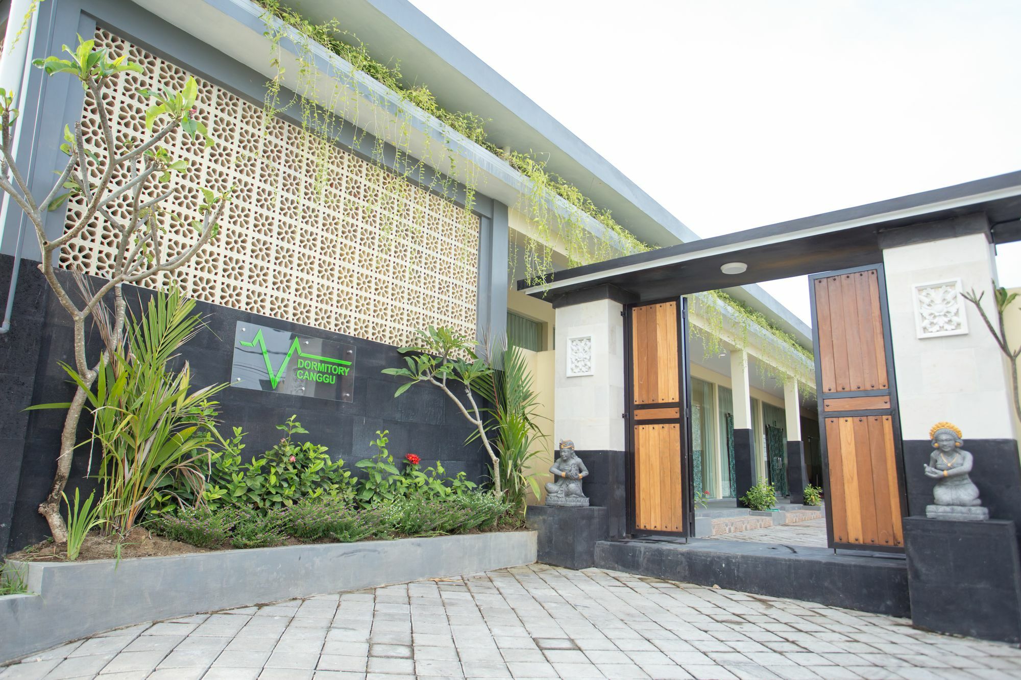 V Canggu Dormitory Buitenkant foto